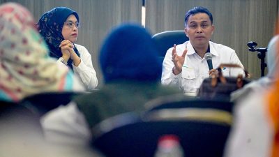 Plt Kadisdik Jabar, Deden Saepul Hidayat memberi arahan dalam Musyawarah Kerja Pengawas Sekolah Menengah Atas Jabar di Aula Dewi Sartika Disdik Jabar, Kota Bandung, Rabu, 23 April 2025.