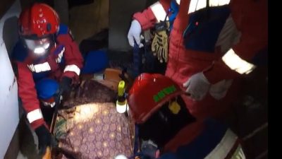 Personel Gulkarmat Jaktim Berhasil Evakuasi Jenazah dari Lantai Dua Rumah.