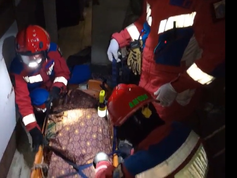 Personel Gulkarmat Jaktim Berhasil Evakuasi Jenazah dari Lantai Dua Rumah.