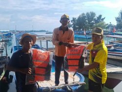 Distribusi Jaket Pelampung untuk Nelayan Pulau Harapan Guna Optimalisasi Keselamatan Maritim