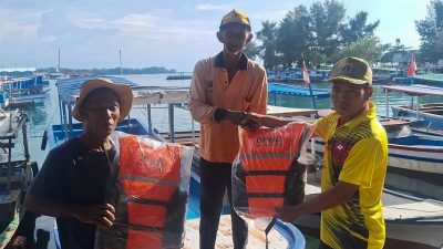 Distribusi Jaket Pelampung untuk Nelayan Pulau Harapan Guna Optimalisasi Keselamatan Maritim