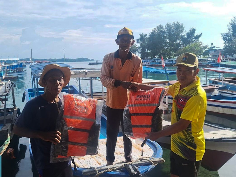 40 Nelayan Pulau Harapan Terima Bantuan Life Jacket.