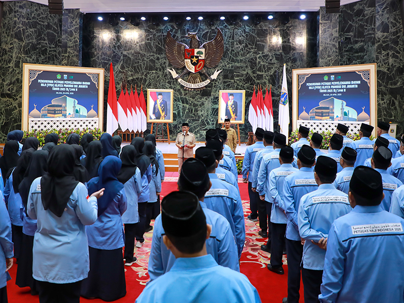 Pramono Kukuhkan 120 Petugas Haji DKI 2025