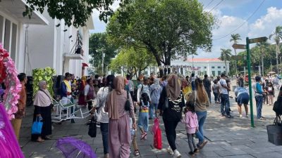 Warga padati kawasan Kota Tua Jakarta pada H+1 Idul Fitri 2025.