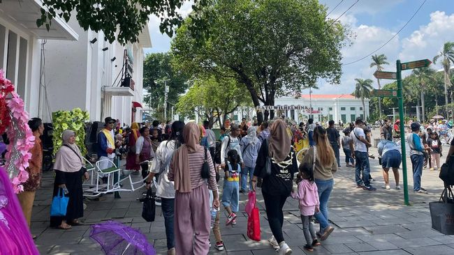 Warga padati kawasan Kota Tua Jakarta pada H+1 Idul Fitri 2025.
