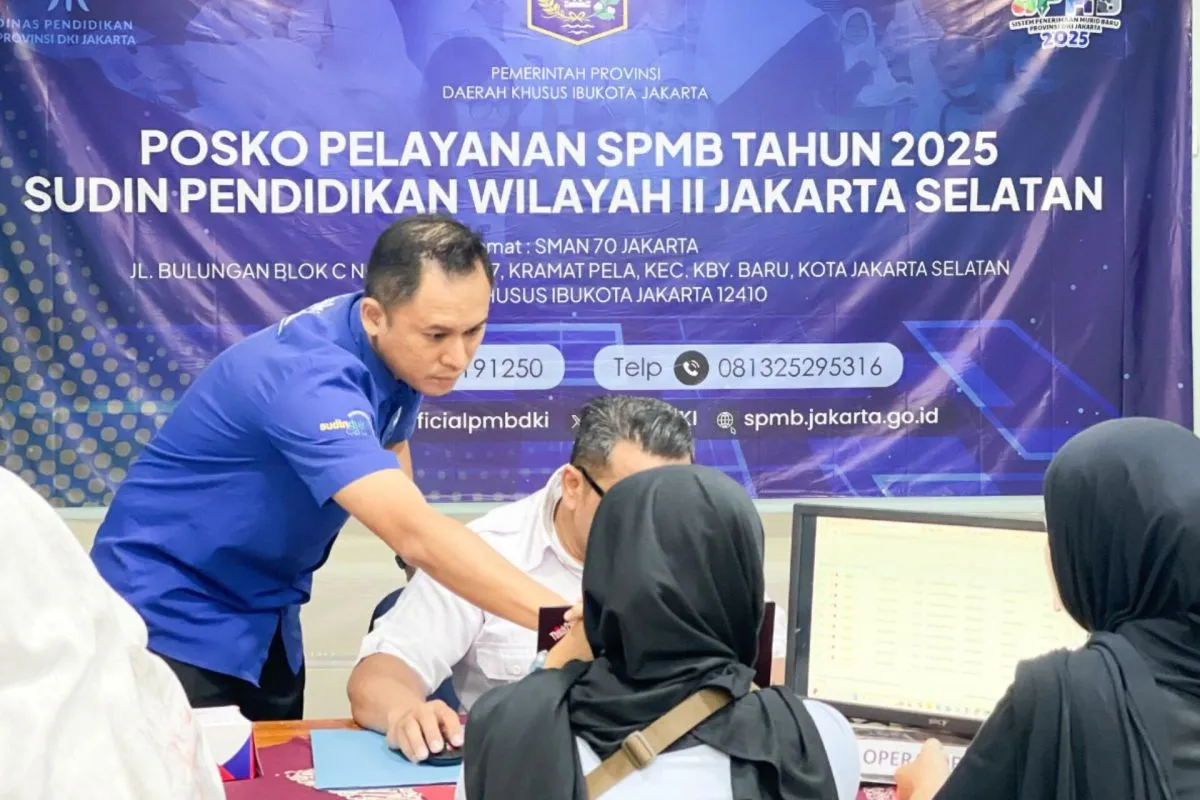 Sudindik dan Dukcapil Jaksel buka posko layanan SPMB di SMAN 70