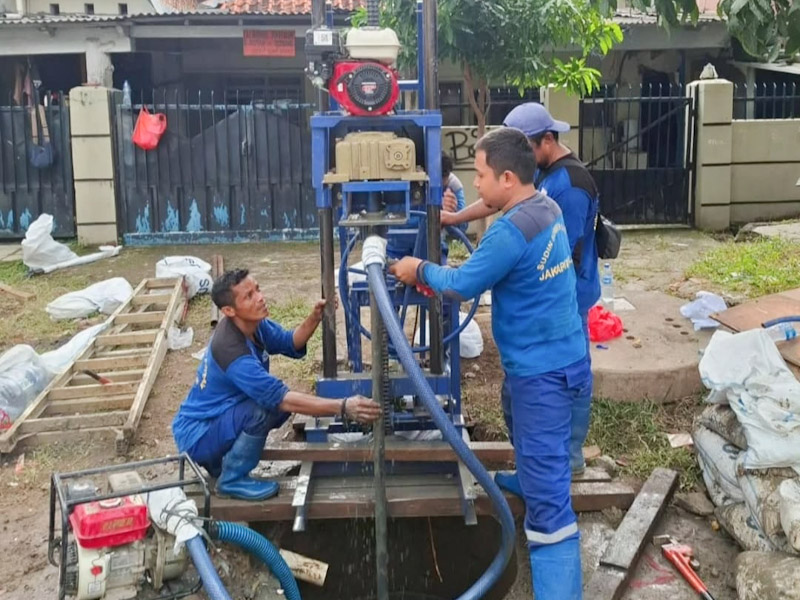 tim Pasukan Biru berhasil menyelesaikan pembangunan satu unit sumur bor dan sumur resapan di Jalan Bukit Tunggul, RT 02/06, Kelurahan Pasar Manggis, Kecamatan Setiabudi.