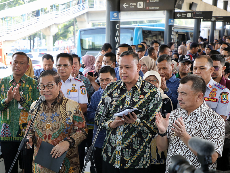 Gubernur DKI Jakarta, Pramono Anung meresmikan layanan Transjabodetabek rute Vida Bekasi-Cawang di Halte Transjakarta Cawang Sentral