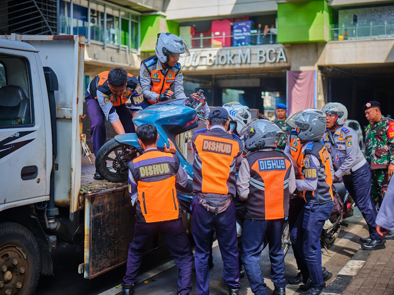 Sudinhub Jaksel Lakukan Penindakan Parkir Liar di Kawasan Blok M
