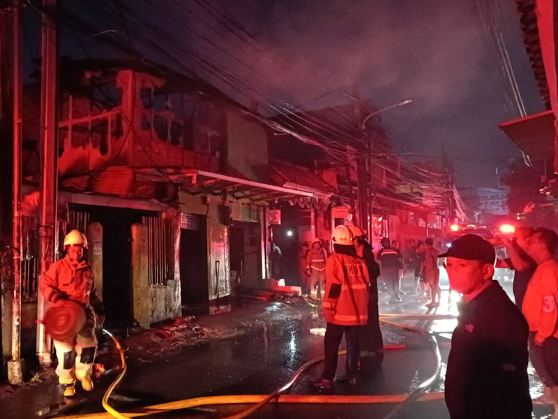 75 Personel Gulkarmat Jaktim Berhasil Padamkan Kebakaran di Cililitan