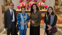 Kepala Dinas PPKUKM DKI Jakarta Elisabeth Ratu Rante Allo (kedua dari kanan) berfoto bersama usai pertemuan membahas kerja sama pemasaran produk kreatif di Paris.