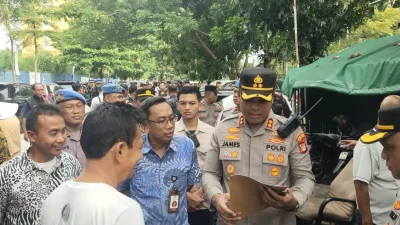 Istimewa - Wakapolres Metro Jakut Bongkar Posko Ormas di Wilayah Pademangan
