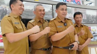 Plt. Kepala Dinas Pendidikan (Kadisdik) Jawa Barat (Jabar), Deden Saepul Hidayat (ketiga dari kiri) didampingi Kepala Bidang Pembinaan Sekolah Menengah Kejuruan Disdik Jabar, Edy Purwanto (kedua dari kiri) saat menghadiri Pembukaan Pelatihan Vokasi di SMKN 1 Subang, Selasa, 22 April 2025.