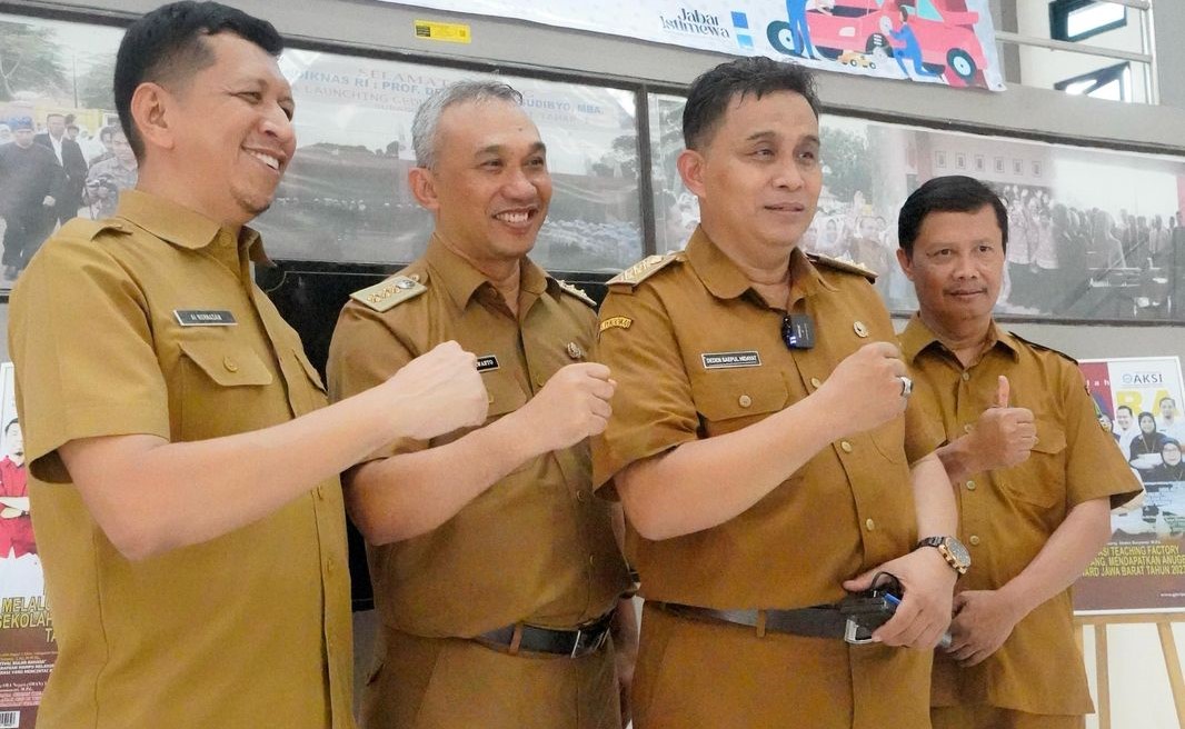 Plt. Kepala Dinas Pendidikan (Kadisdik) Jawa Barat (Jabar), Deden Saepul Hidayat (ketiga dari kiri) didampingi Kepala Bidang Pembinaan Sekolah Menengah Kejuruan Disdik Jabar, Edy Purwanto (kedua dari kiri) saat menghadiri Pembukaan Pelatihan Vokasi di SMKN 1 Subang, Selasa, 22 April 2025.