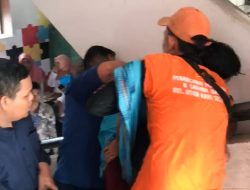 Gulkarmat Jakarta Timur Evakuasi Pelajar yang Terjepit di Tangga Sekolah