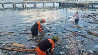 Petugas DLH Kepulauan Seribu Angkat 250 Ton Sampah dari Perairan Pulau Tidung