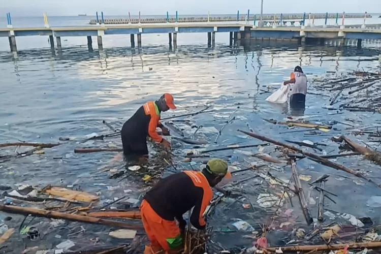 Petugas DLH Kepulauan Seribu Angkat 250 Ton Sampah dari Perairan Pulau Tidung