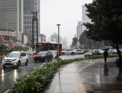 BMKG Prediksi Cuaca Jakarta Didominasi Awan dan Hujan Ringan Sepanjang Hari