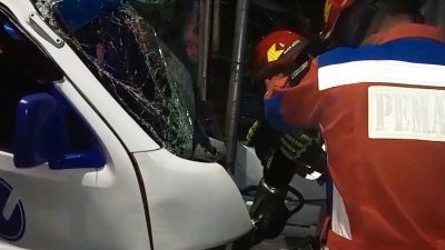 Mobil JakLingko Tabrak Tiang Listrik di Sunter, Gulkarmat Berhasil Evakuasi Pengemudi