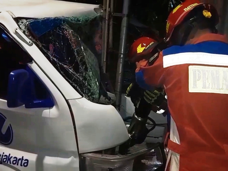 Personel Gulkarmat Berhasil Evakuasi Angkutan Umum Tabrak Tiang Listrik