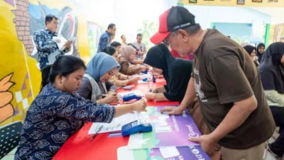 Bank DKI mulai mendistribusikan Kartu Anak Jakarta (KAJ), Kartu Penyandang Disabilitas Jakarta (KPDJ), dan Kartu Lansia Jakarta (KLJ) kepada para penerima manfaat di Jakarta.