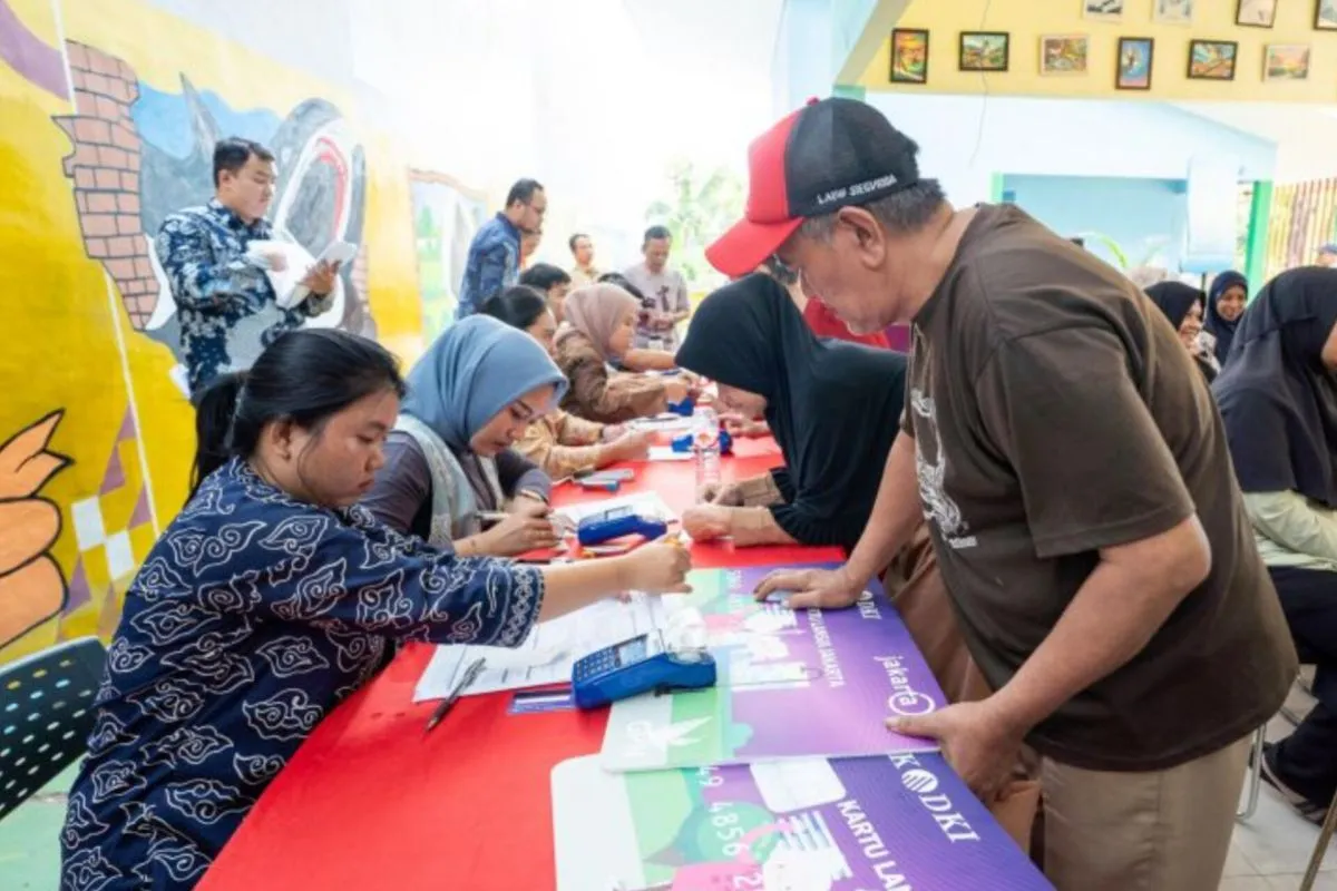Bank DKI mulai mendistribusikan Kartu Anak Jakarta (KAJ), Kartu Penyandang Disabilitas Jakarta (KPDJ), dan Kartu Lansia Jakarta (KLJ) kepada para penerima manfaat di Jakarta.