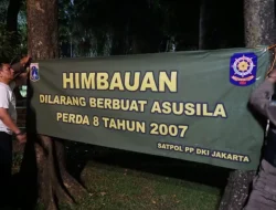 Satpol PP Jaksel Pasang Spanduk Larangan Asusila di Taman Langsat