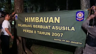 Belasan spanduk larangan asusila dipasang di Taman Langsat Jaksel