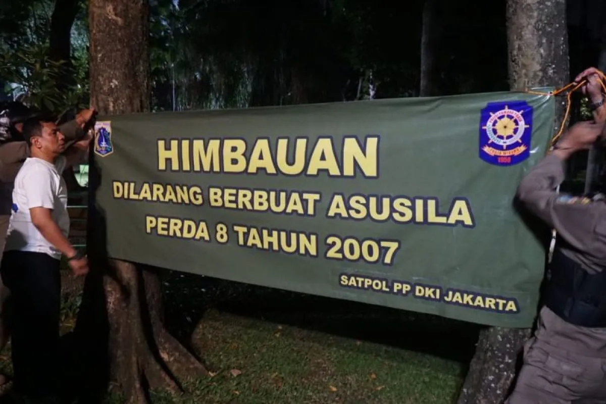 Belasan spanduk larangan asusila dipasang di Taman Langsat Jaksel
