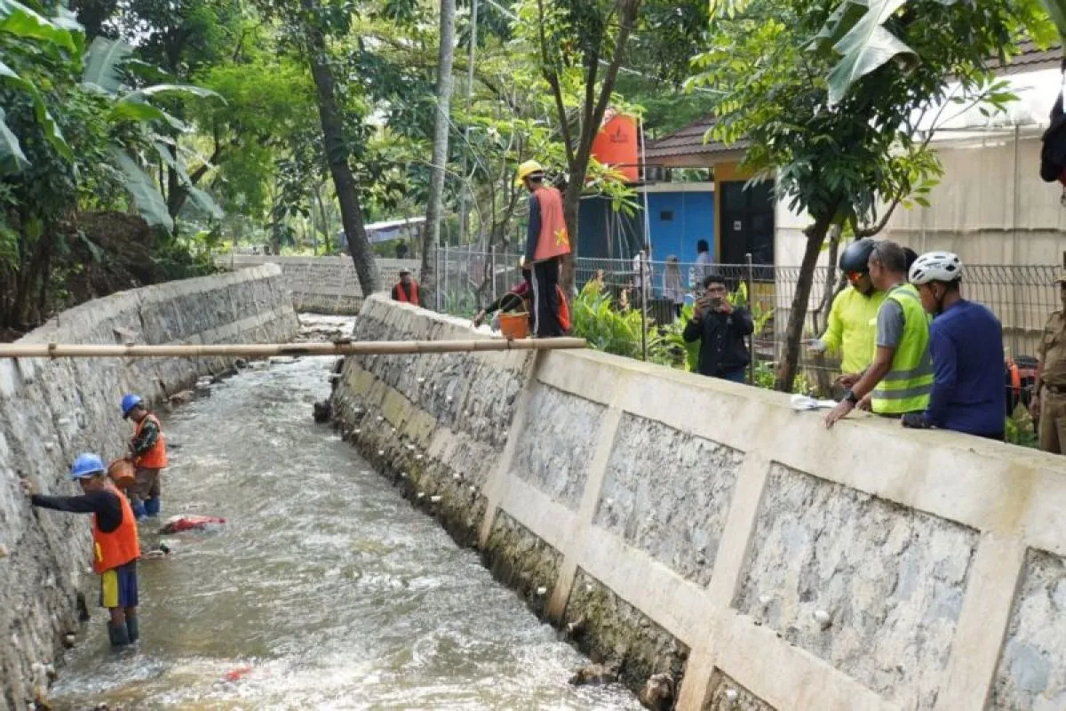 Wali Kota Jakarta Selatan Muhammad Anwar Tinjau RPTRA Betawi Ngumpul di Srengseng Sawah