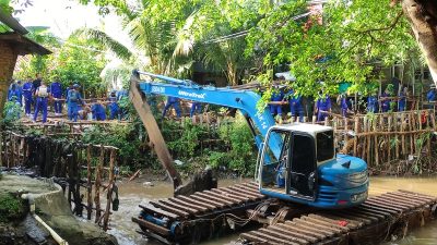 Ratusan Personel Gabungan Bersihkan Aliran Kali Krukut di Cilandak Timur