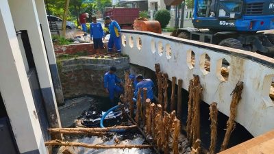 Pengerjaan Tanggul di Saluran Penghubung Gading Kirana Capai 75 Persen