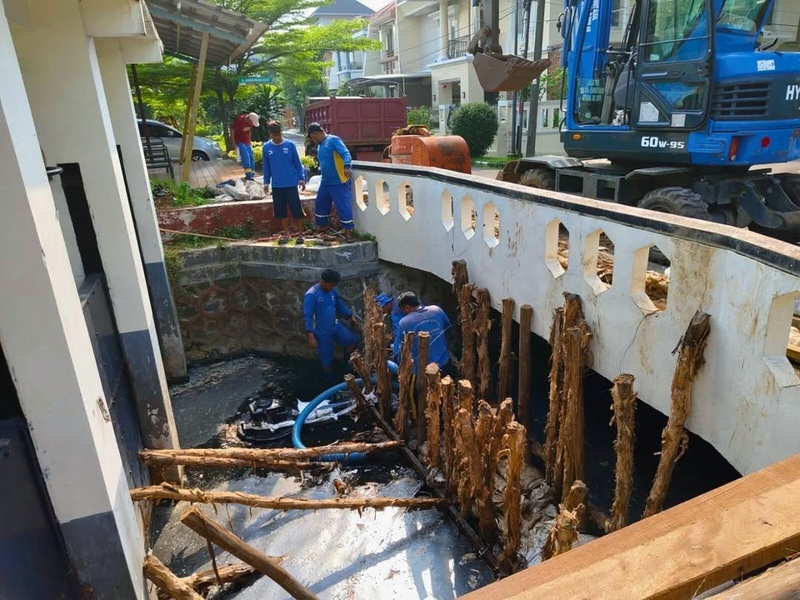 Pengerjaan Tanggul di Saluran Penghubung Gading Kirana Capai 75 Persen