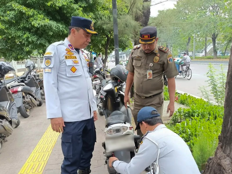 Penindakan Tegas Parkir Liar di Trotoar Jalan Kyai Tapa