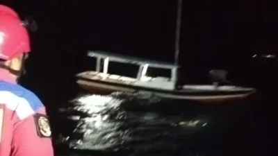 Istimewa - Petugas Gulkarmat Evakuasi Kapal Nelayan Mati Mesin di Perairan Pulau Tikus, Kepulauan Seribu