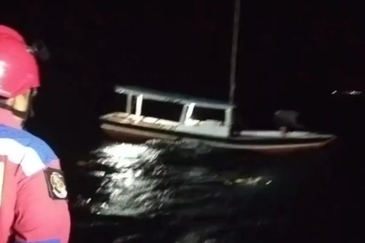 Istimewa - Petugas Gulkarmat Evakuasi Kapal Nelayan Mati Mesin di Perairan Pulau Tikus, Kepulauan Seribu