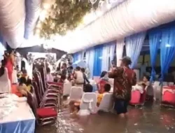 Resepsi Pernikahan Tetap Digelar di Tengah Banjir Rob Muara Angke