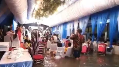 Resepsi Pernikahan Tetap Digelar di Tengah Banjir Rob Muara Angke
