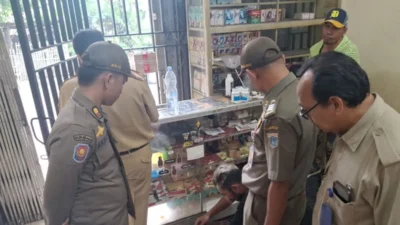 Satpol PP Jaktim gerebek toko penjual obat ilegal di Duren Sawit