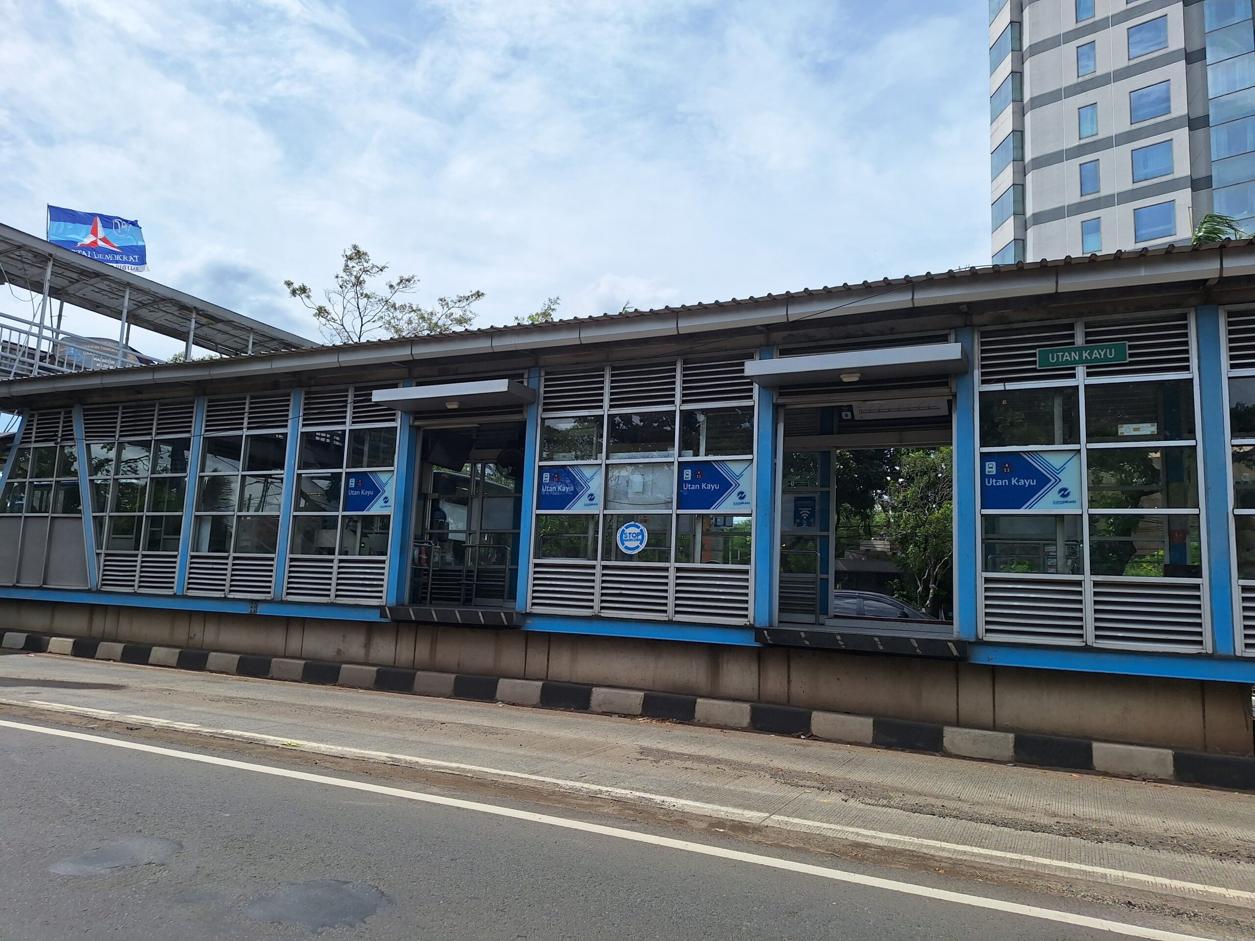 Ilustrasi - Halte Transjakarta Utan Kayu