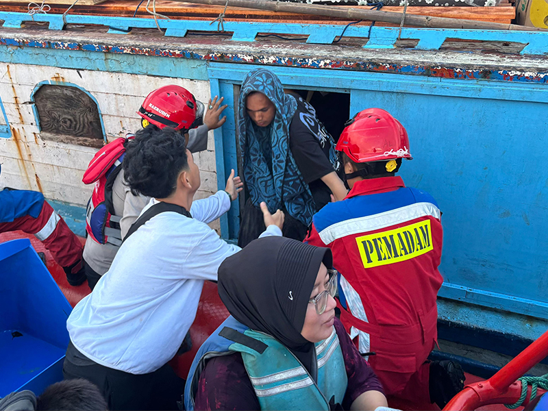 Personel Gulkarmat Berhasil Selamatkan Penumpang Kapal Mati Mesin