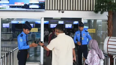 Ilustrasi - Pemeriksaan pintu masuk bandara