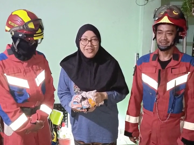 Personel Gulkarmat Jaktim Selamatkan Kucing dari Pipa Saluran Air