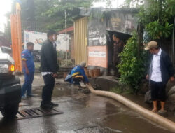 Satpel SDA Cilincing Gerak Cepat Atasi Genangan di Jalan Cacing