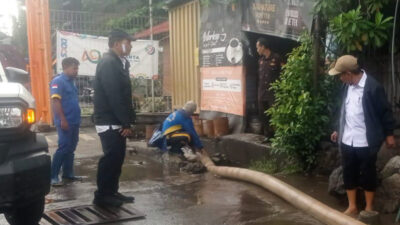 Pompa Apung Dikerahkan Atasi Genangan di Jalan Cakung-Cilincing