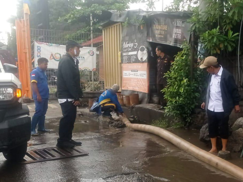 Pompa Apung Dikerahkan Atasi Genangan di Jalan Cakung-Cilincing
