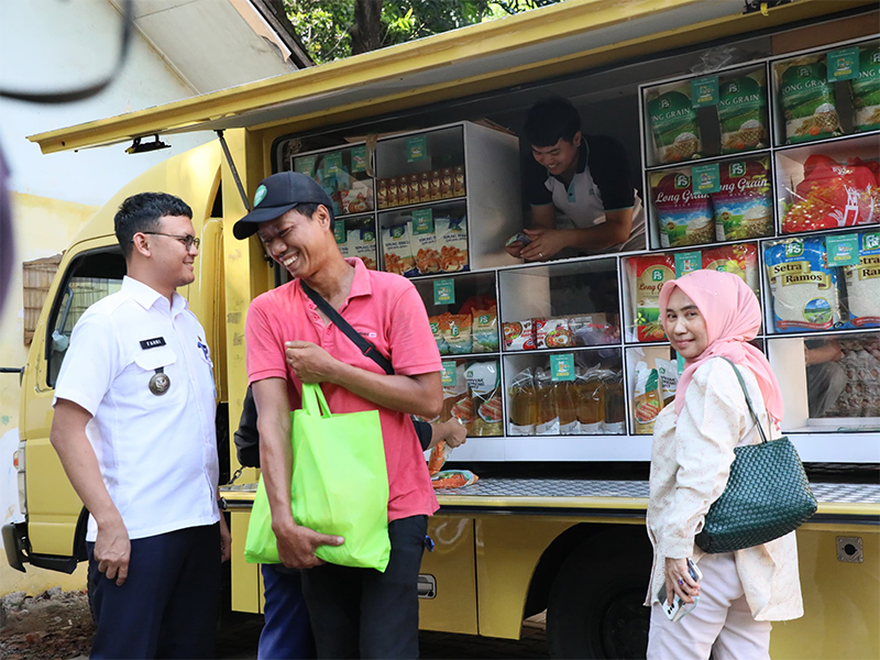 Pasar Murah di Halaman Kantor Kelurahan Gandaria Utara Diserbu Warga