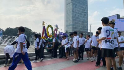 Ratusan Kader PKB Punguti Sampah di Area CFD Jakarta