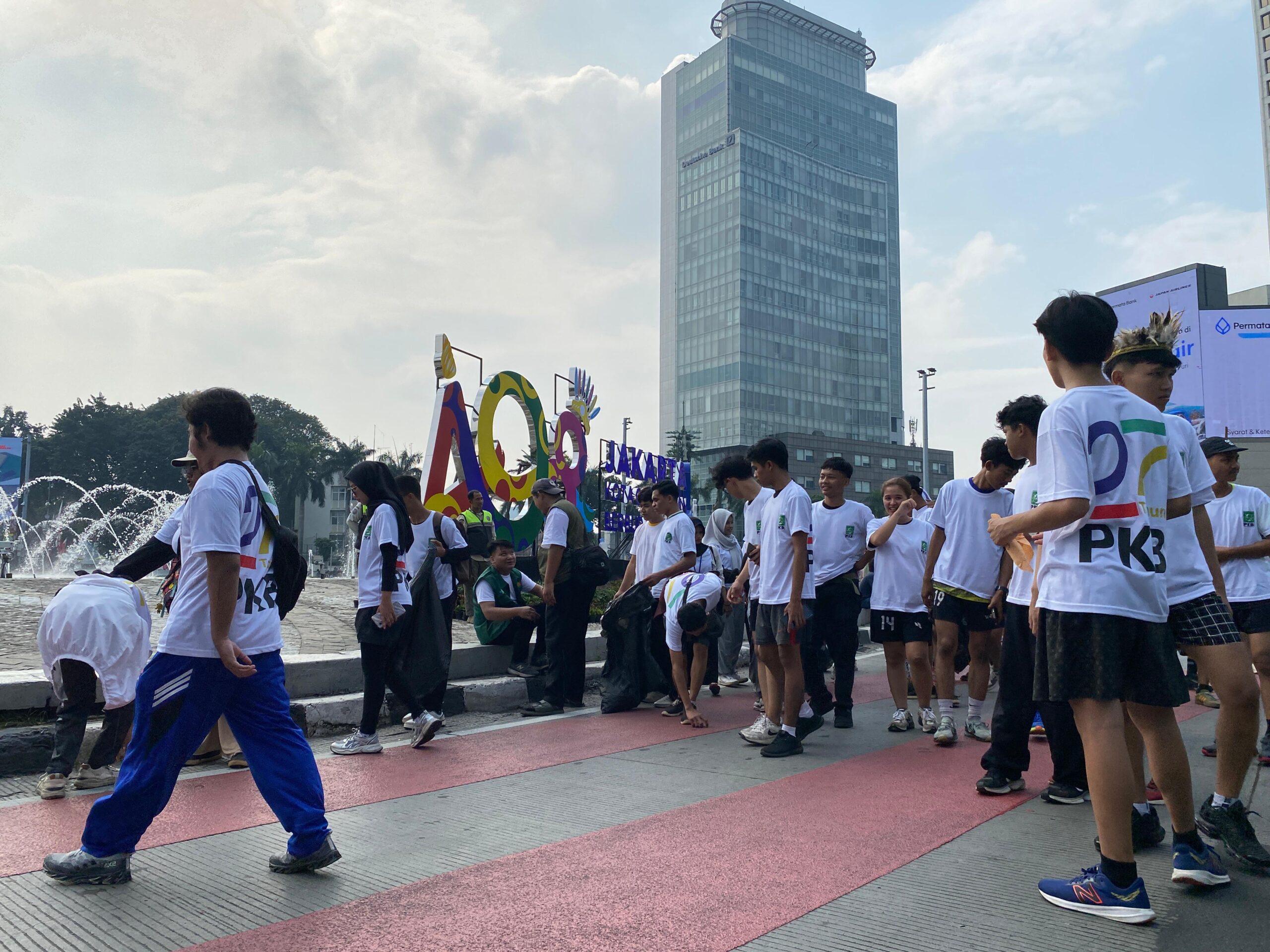 Ratusan Kader PKB Punguti Sampah di Area CFD Jakarta