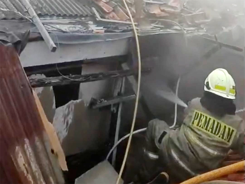 Kebakaran Rumah di Gang Masjid Nurul Lathif Berhasil Dipadamkan